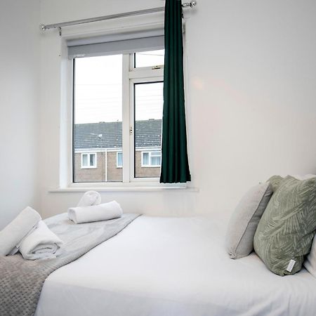 Quiet And Comfy House With 2 Bedrooms And 2 Bathrooms Super Fast Wifi And Crisp Hotel Standard White Linen Hosted By Our Home Short Stays Darlington  Dış mekan fotoğraf