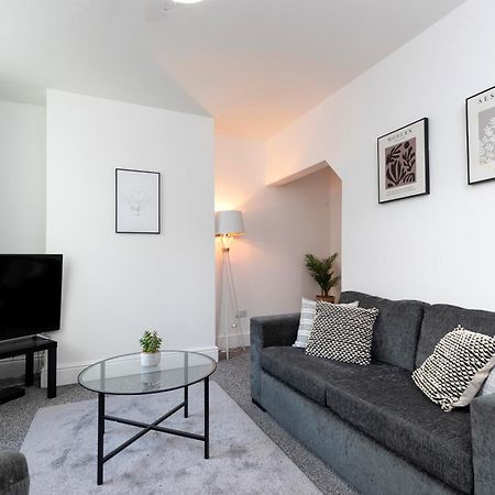 Quiet And Comfy House With 2 Bedrooms And 2 Bathrooms Super Fast Wifi And Crisp Hotel Standard White Linen Hosted By Our Home Short Stays Darlington  Dış mekan fotoğraf