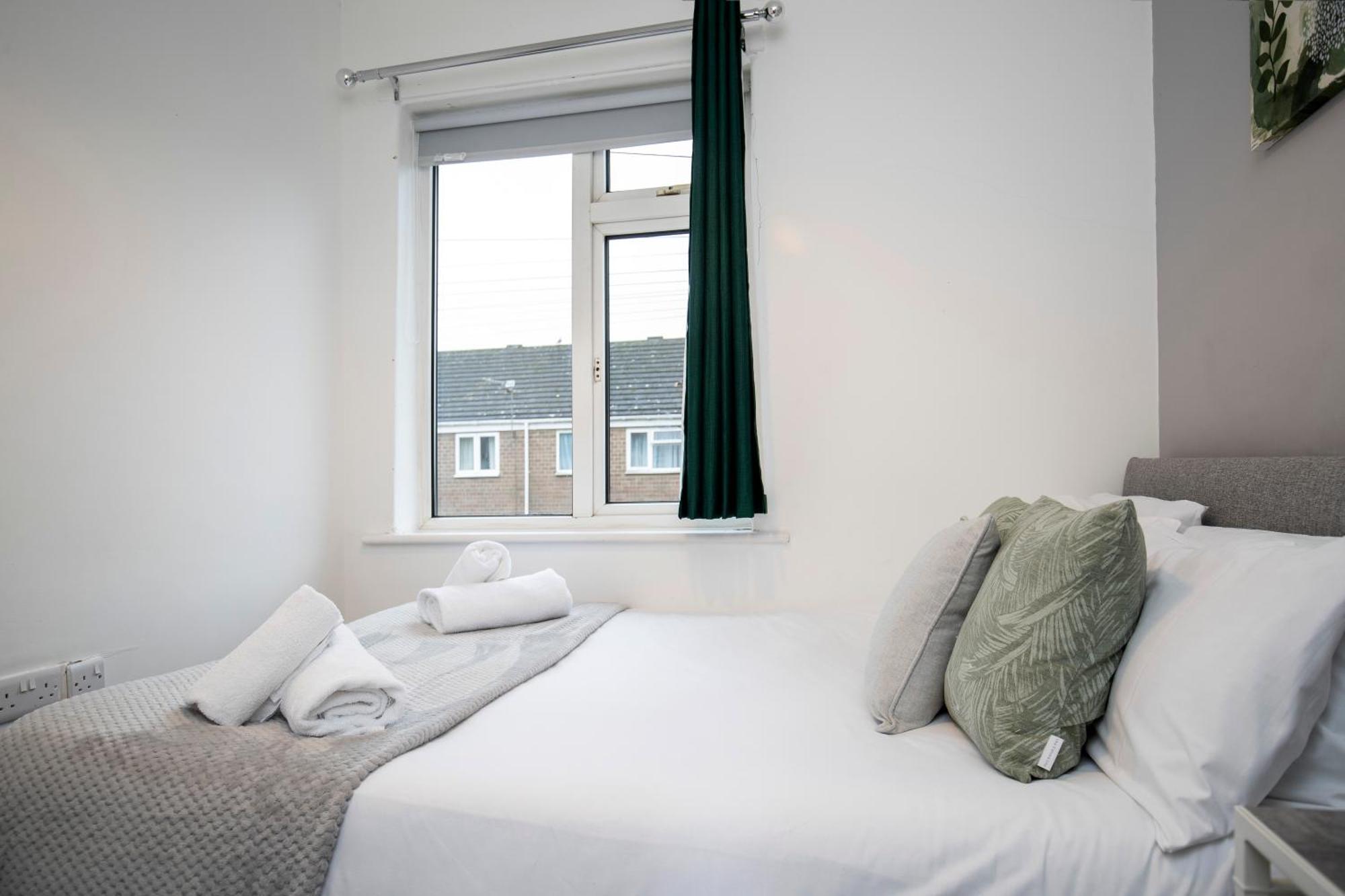 Quiet And Comfy House With 2 Bedrooms And 2 Bathrooms Super Fast Wifi And Crisp Hotel Standard White Linen Hosted By Our Home Short Stays Darlington  Dış mekan fotoğraf