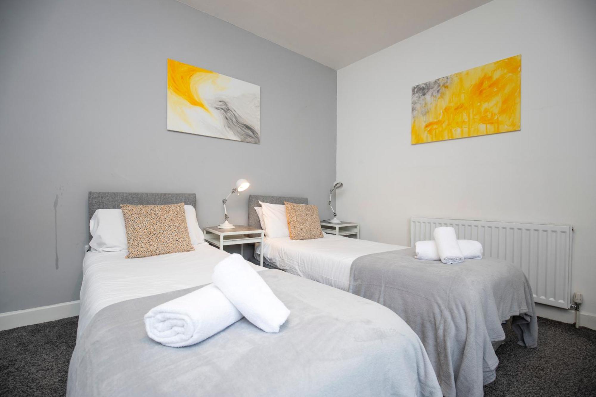 Quiet And Comfy House With 2 Bedrooms And 2 Bathrooms Super Fast Wifi And Crisp Hotel Standard White Linen Hosted By Our Home Short Stays Darlington  Dış mekan fotoğraf