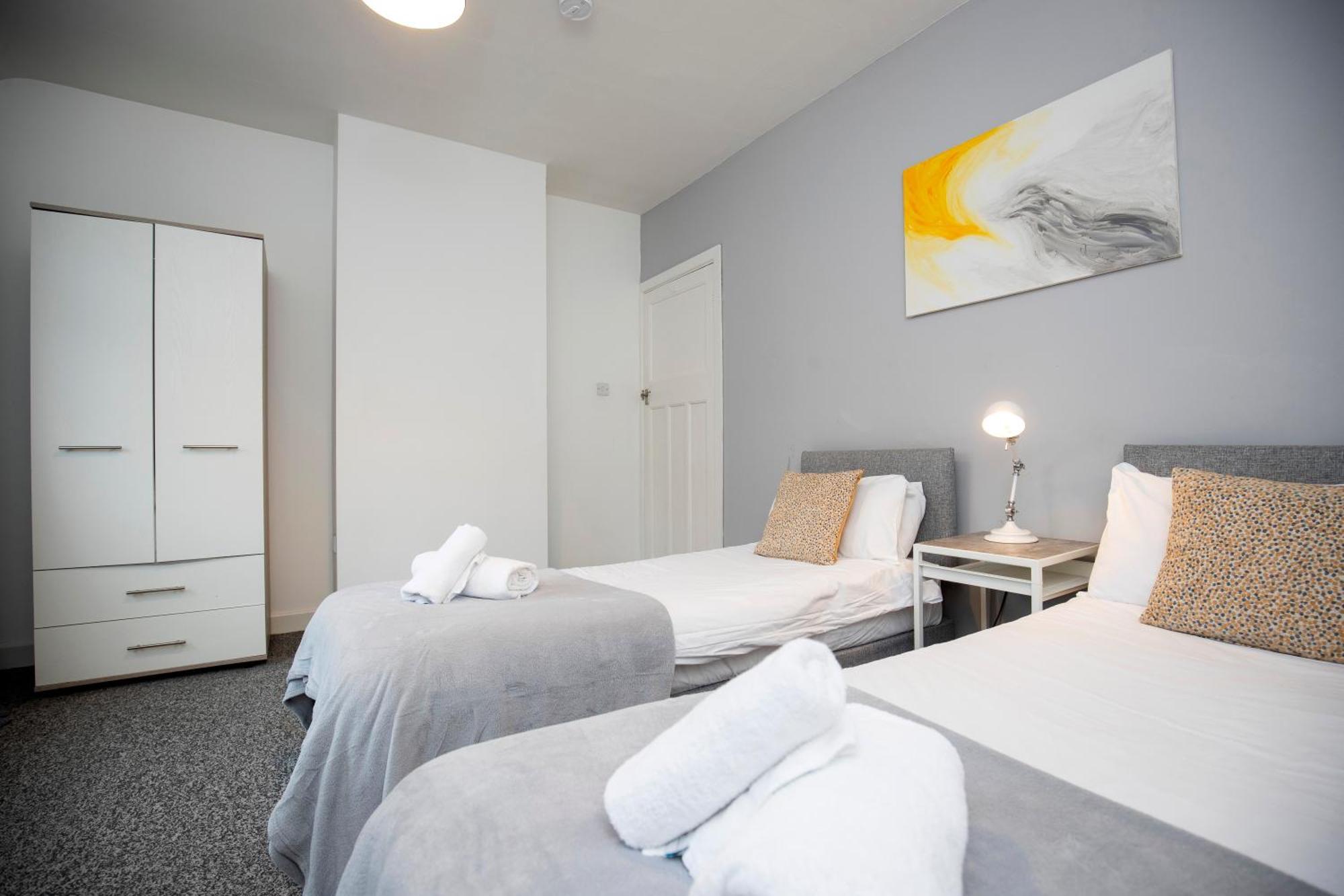 Quiet And Comfy House With 2 Bedrooms And 2 Bathrooms Super Fast Wifi And Crisp Hotel Standard White Linen Hosted By Our Home Short Stays Darlington  Dış mekan fotoğraf