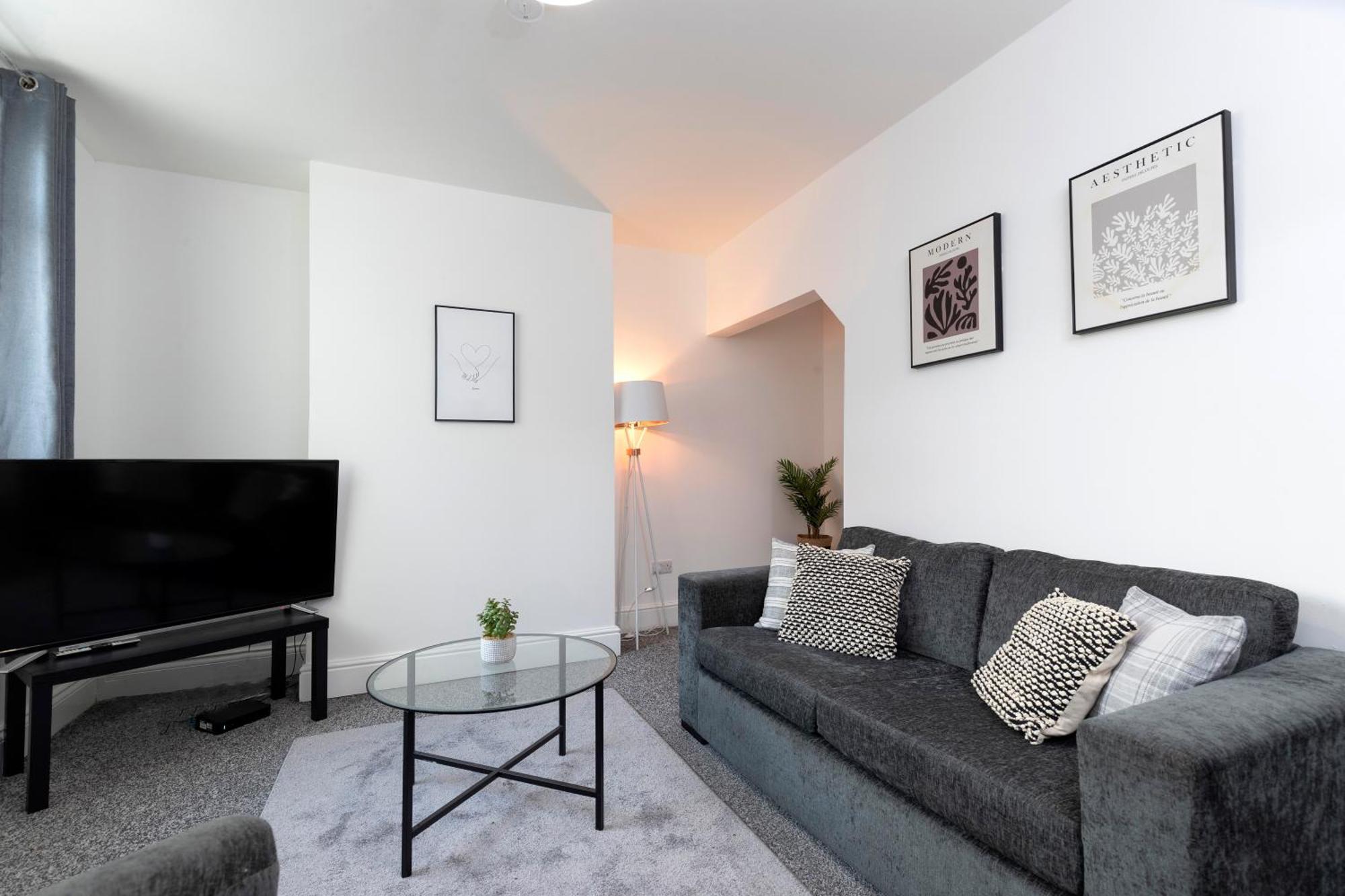 Quiet And Comfy House With 2 Bedrooms And 2 Bathrooms Super Fast Wifi And Crisp Hotel Standard White Linen Hosted By Our Home Short Stays Darlington  Dış mekan fotoğraf