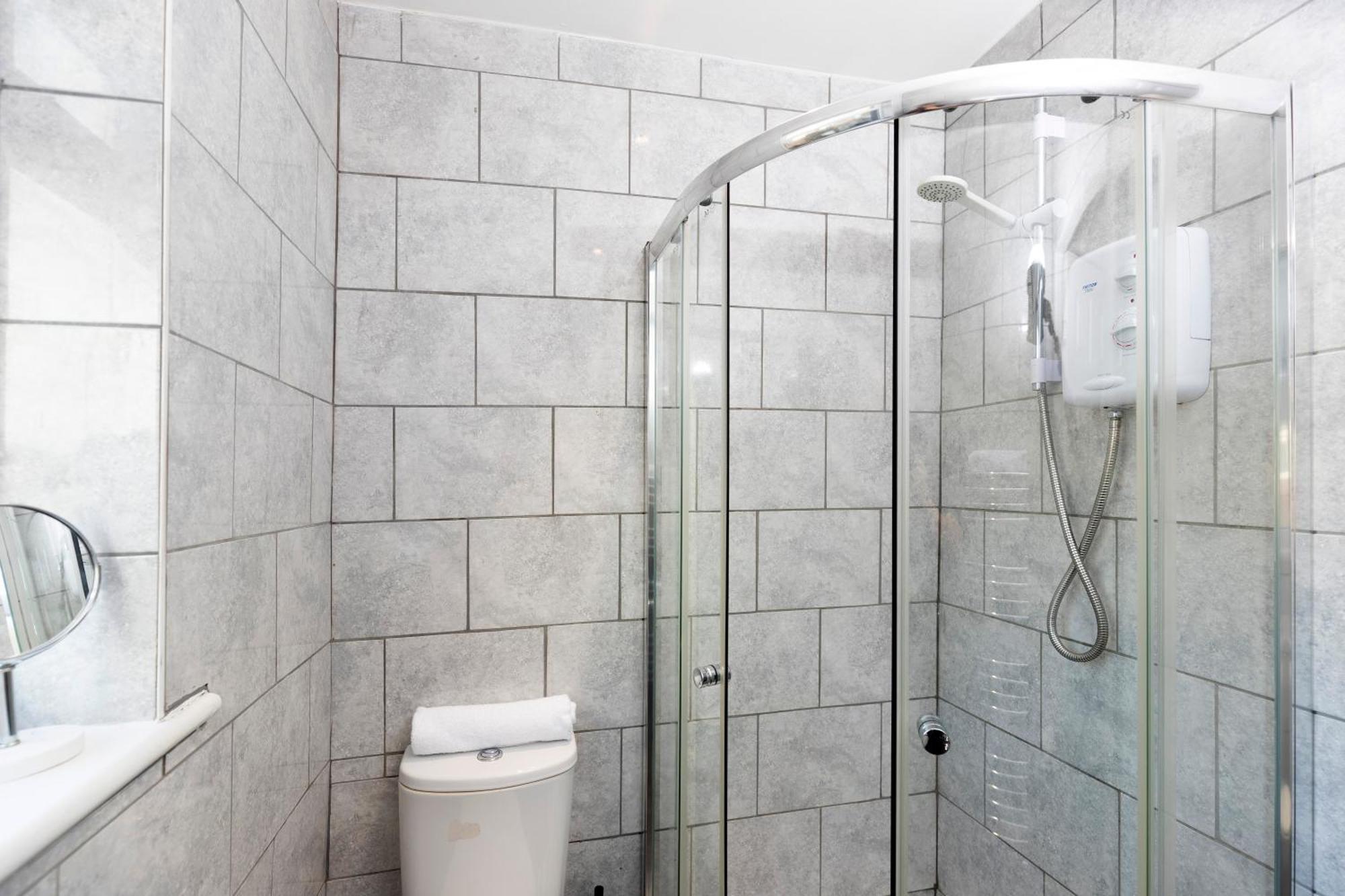 Quiet And Comfy House With 2 Bedrooms And 2 Bathrooms Super Fast Wifi And Crisp Hotel Standard White Linen Hosted By Our Home Short Stays Darlington  Dış mekan fotoğraf