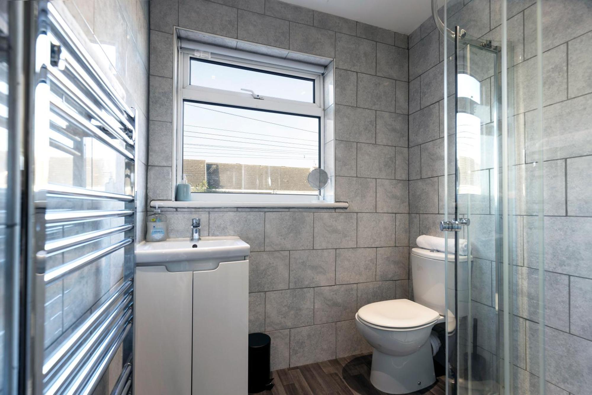 Quiet And Comfy House With 2 Bedrooms And 2 Bathrooms Super Fast Wifi And Crisp Hotel Standard White Linen Hosted By Our Home Short Stays Darlington  Dış mekan fotoğraf