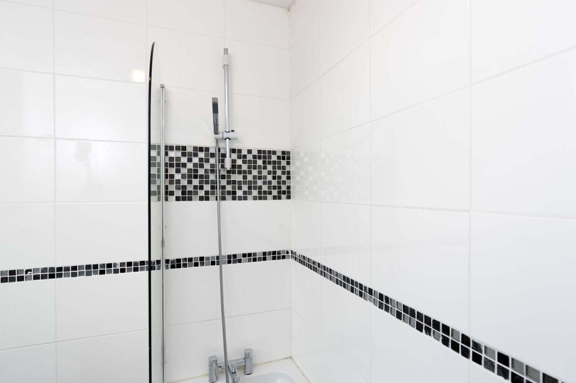 Quiet And Comfy House With 2 Bedrooms And 2 Bathrooms Super Fast Wifi And Crisp Hotel Standard White Linen Hosted By Our Home Short Stays Darlington  Dış mekan fotoğraf