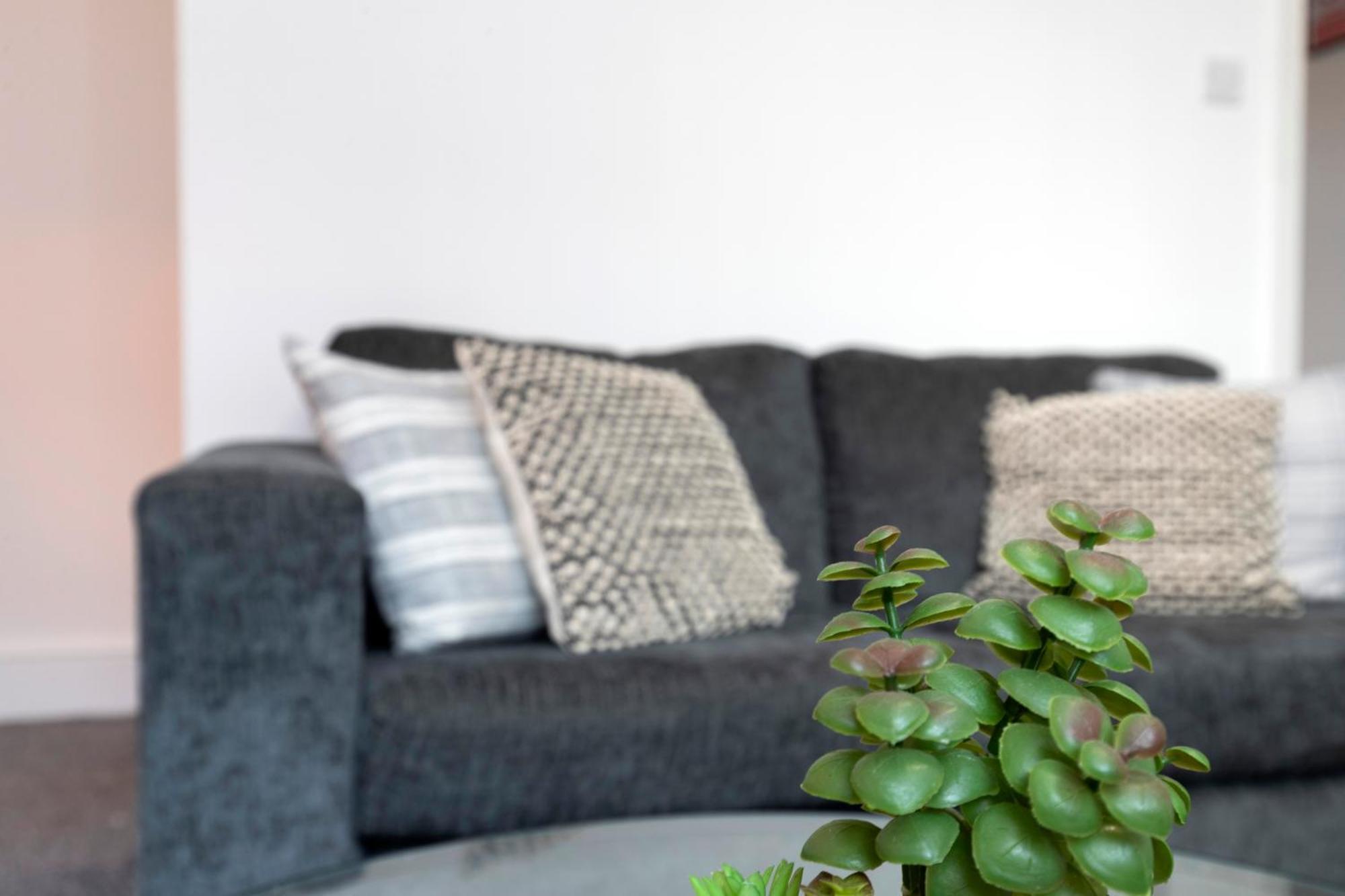 Quiet And Comfy House With 2 Bedrooms And 2 Bathrooms Super Fast Wifi And Crisp Hotel Standard White Linen Hosted By Our Home Short Stays Darlington  Dış mekan fotoğraf