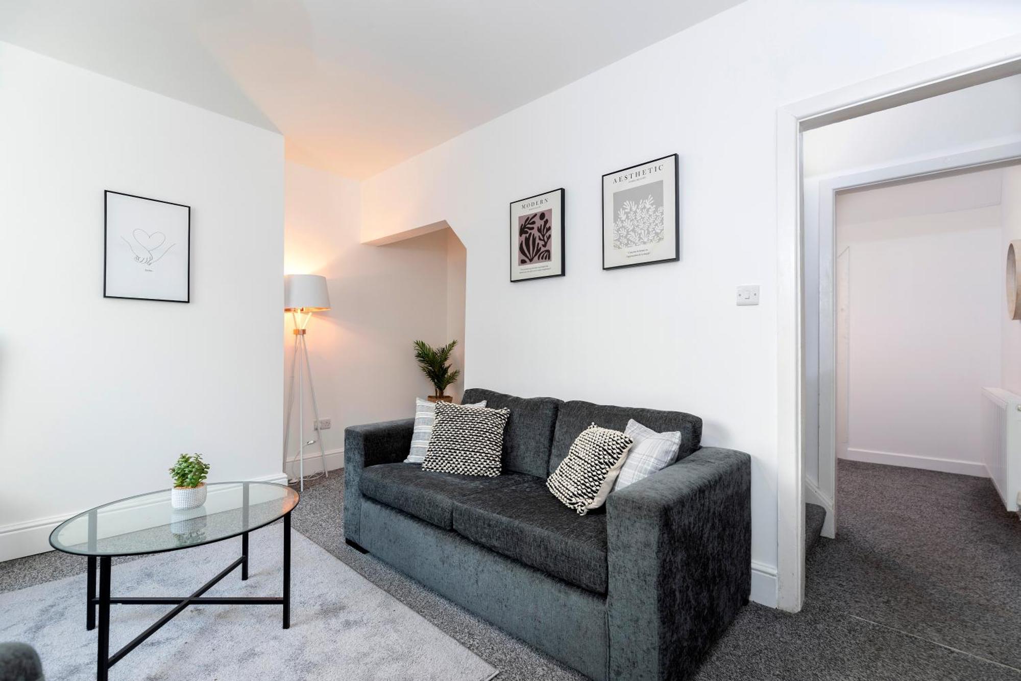Quiet And Comfy House With 2 Bedrooms And 2 Bathrooms Super Fast Wifi And Crisp Hotel Standard White Linen Hosted By Our Home Short Stays Darlington  Dış mekan fotoğraf