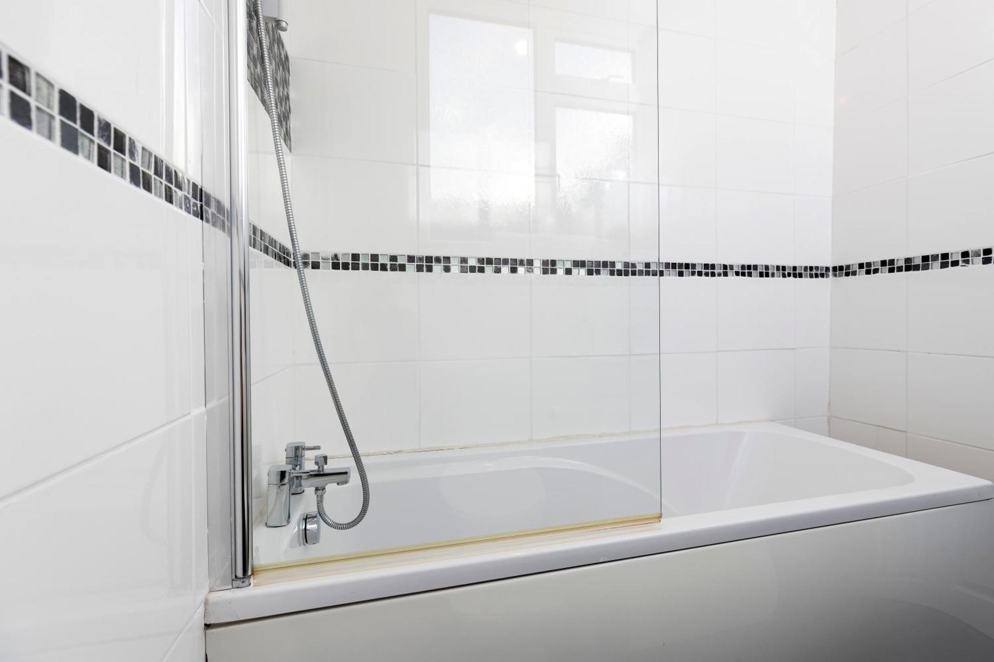 Quiet And Comfy House With 2 Bedrooms And 2 Bathrooms Super Fast Wifi And Crisp Hotel Standard White Linen Hosted By Our Home Short Stays Darlington  Dış mekan fotoğraf