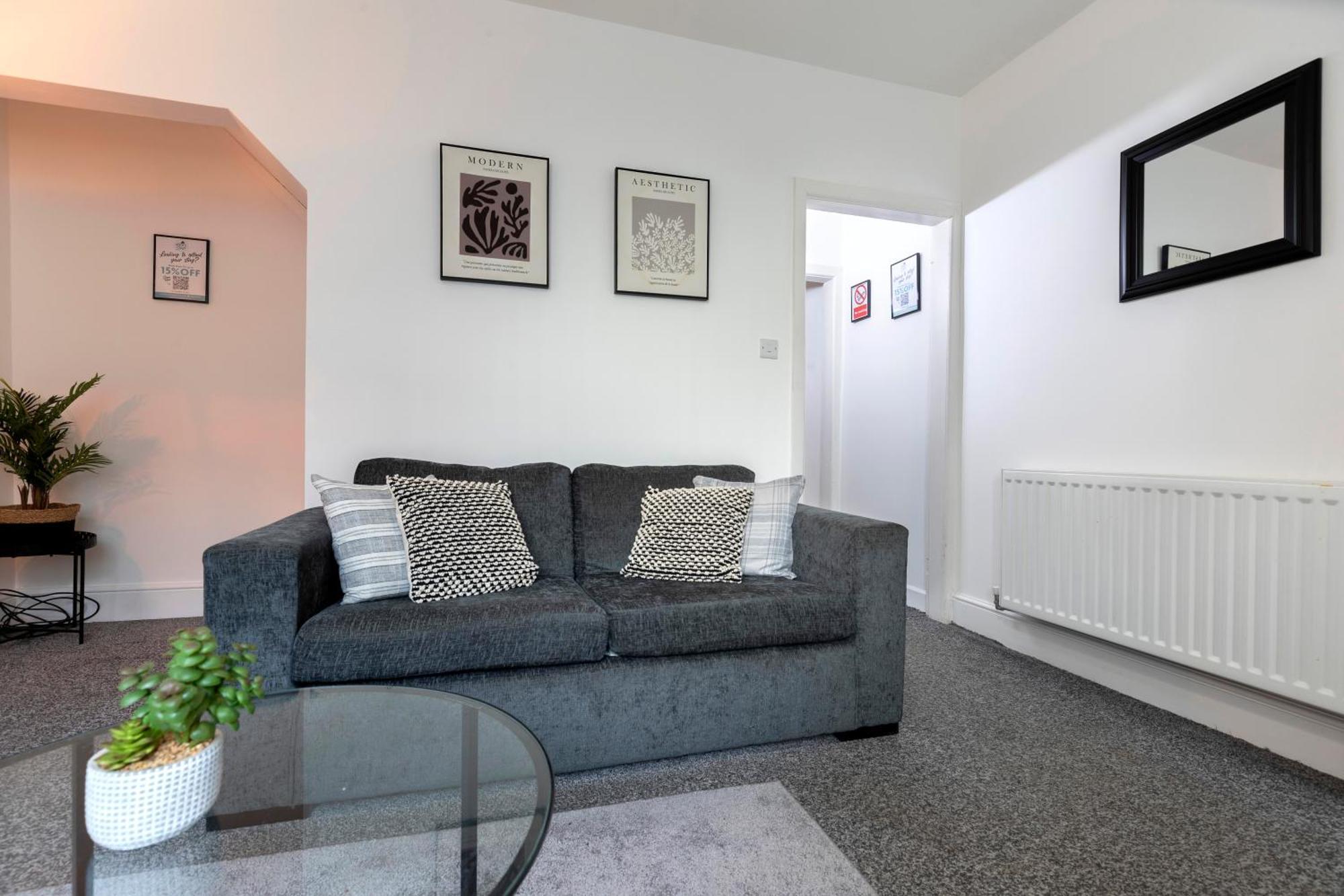 Quiet And Comfy House With 2 Bedrooms And 2 Bathrooms Super Fast Wifi And Crisp Hotel Standard White Linen Hosted By Our Home Short Stays Darlington  Dış mekan fotoğraf