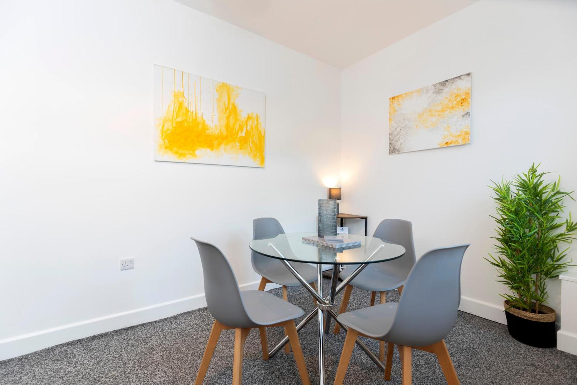 Quiet And Comfy House With 2 Bedrooms And 2 Bathrooms Super Fast Wifi And Crisp Hotel Standard White Linen Hosted By Our Home Short Stays Darlington  Dış mekan fotoğraf