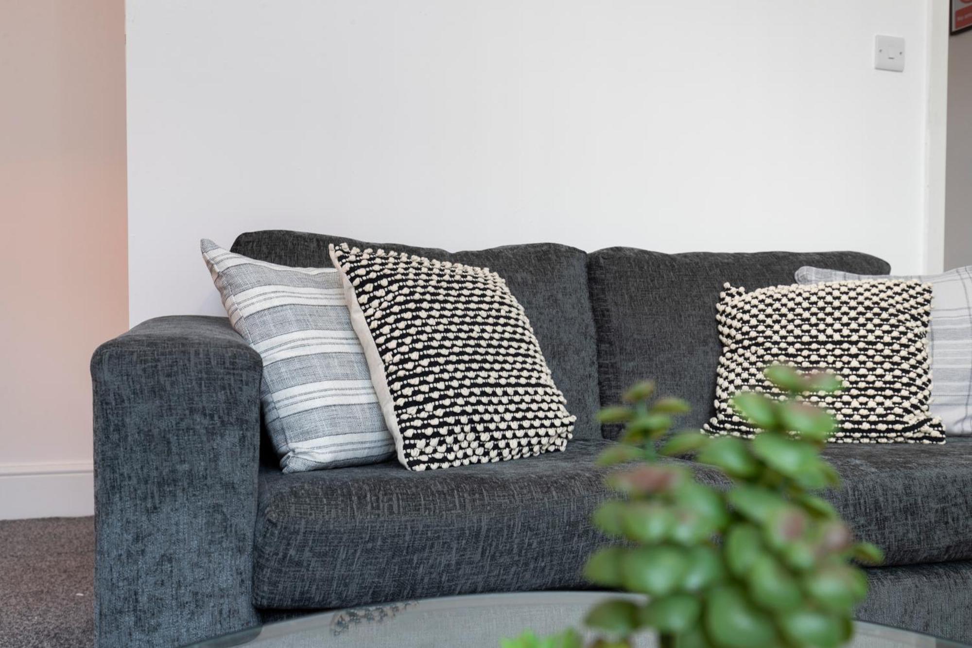 Quiet And Comfy House With 2 Bedrooms And 2 Bathrooms Super Fast Wifi And Crisp Hotel Standard White Linen Hosted By Our Home Short Stays Darlington  Dış mekan fotoğraf